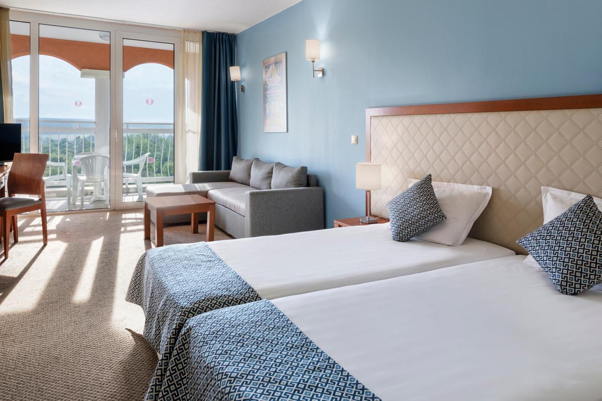 Family Room with Park View,1553159623:JPEG